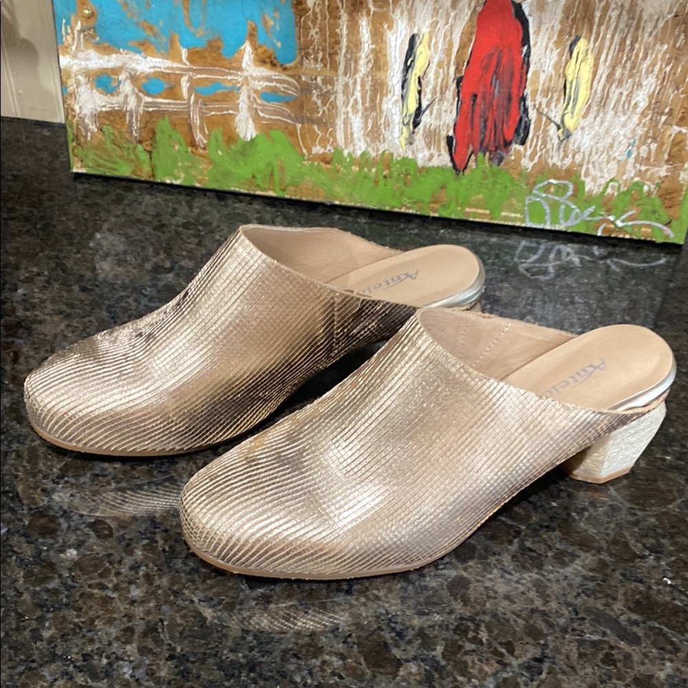 Antelope Peni Gold Women's Mules. New out of box. Euro size 41 (10). Gorgeous!